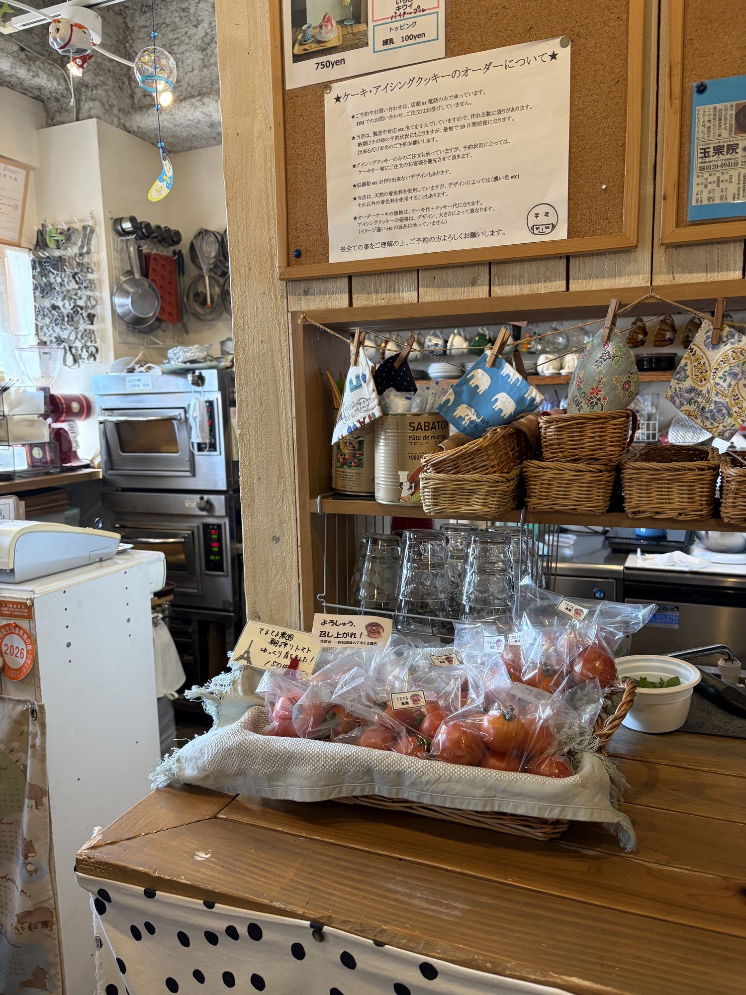 チマカフェの店内に並べられた、てるてる農園の野菜