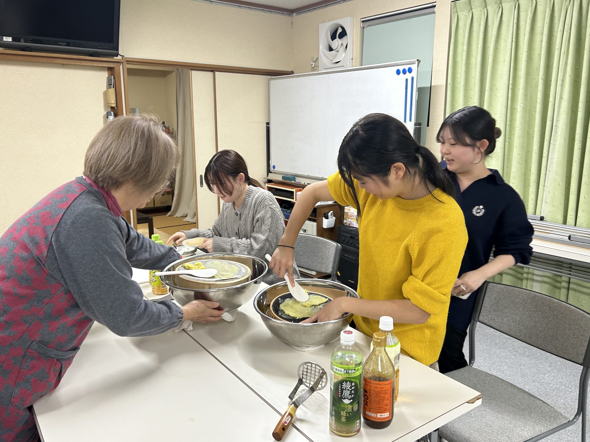 松下さんと大学生ボランティア団体とらいくによる芋羊羹の試作
